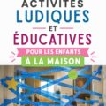 Un groupe d'enfants joyeux s'amusant avec des jeux éducatifs à la maison