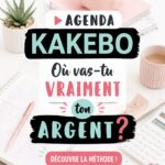 Couverture d'un agenda Kakebo sur une table avec des fournitures de bureau, symbole de gestion financière.
