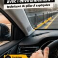 Femme ajustant sa voiture pour un stationnement efficace, mettant en pratique techniques du pilier A