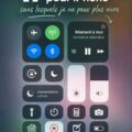 Un smartphone iPhone avec des icônes d'applications sur l'écran, illustrant des astuces cachées.