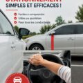 Une femme souriante à côté de sa voiture après avoir réussi un créneau, montrant une confiance renouvelée.