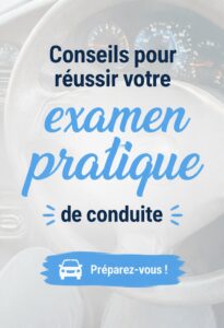 Un élève au volant pendant un examen de conduite, se préparant avec concentration.
