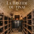 Vue panoramique de la bastide du Tinal entourée de verdure
