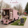 Un camion boutique coloré garé dans un parc, prêt à vendre des produits artisanaux.