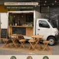 Camion à café mobile dans un événement festif, prêt à servir des boissons chaudes.