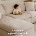 Un canapé moderne et confortable dans un salon chaleureux