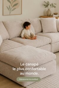 Un canapé moderne et confortable dans un salon chaleureux