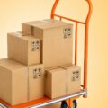 Chariot métallique rempli de boîtes prêtes à être transportées, illustrant une solution de rangement efficace.