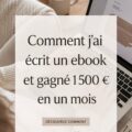 Une femme souriante écrivant sur un ordinateur pour créer son ebook