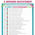 Une femme souriante consultante une checklist pendant son déménagement, avec des cartons autour d'elle.