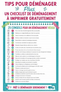 Une femme souriante consultante une checklist pendant son déménagement, avec des cartons autour d'elle.
