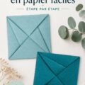Enveloppes en papier faites maison sur une table avec des fournitures de bricolage.