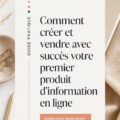 Femme en train de travailler sur son produit d'information en ligne