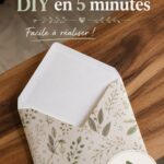un ensemble d'enveloppes colorées faites maison sur une table.