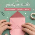 Ensemble d'enveloppes DIY colorées sur une table de bricolage.