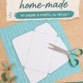 Enveloppes faites maison en papier à motifs colorés sur une table, prêtes à être utilisées.