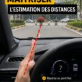 Une femme au volant regardant attentivement la route et évaluant la distance jusqu'au véhicule devant elle.
