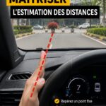 Une femme au volant regardant attentivement la route et évaluant la distance jusqu'au véhicule devant elle.