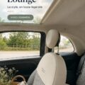 Vue de la Fiat 500 Lounge garée dans un environnement urbain enluminé par le soleil, mettant en avant son design élégant.