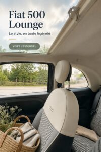 Vue de la Fiat 500 Lounge garée dans un environnement urbain enluminé par le soleil, mettant en avant son design élégant.