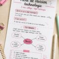 Fiche de révision en technologie sur une table d'étude