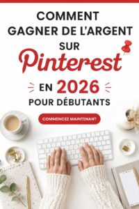 Une femme souriante qui utilise Pinterest sur son ordinateur portable pour gagner de l'argent