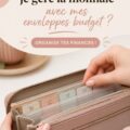 Femme souriante avec des enveloppes budget sur la table, représentant la gestion financière