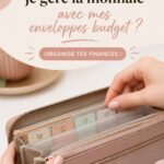 Femme souriante avec des enveloppes budget sur la table, représentant la gestion financière