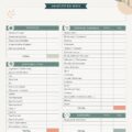 Femme utilisant une feuille de budget familial à la maison