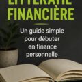 Femme souriante réfléchissant à sa gestion financière avec un carnet et un stylo.