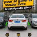 Une femme souriante à côté de sa voiture, prête à manœuvrer en utilisant la technique des piliers.