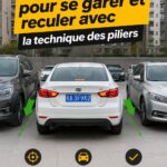 Une femme souriante à côté de sa voiture, prête à manœuvrer en utilisant la technique des piliers.