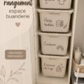 Une buanderie organisée avec des étagères et des paniers de rangement.