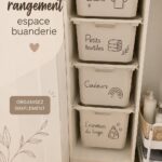 Une buanderie organisée avec des étagères et des paniers de rangement.