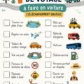 Famille jouant à des jeux de route pendant un voyage en voiture.