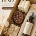 Femme utilisant un guasha dans un cadre de spa à domicile, mettant en avant le bien-être personnel.