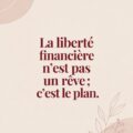 Femme souriante consultant ses finances à la maison, représentant la liberté financière.