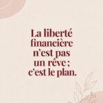 Femme souriante consultant ses finances à la maison, représentant la liberté financière.