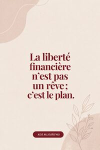 Femme souriante consultant ses finances à la maison, représentant la liberté financière.