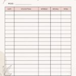 Femme heureuse consultant son budget sur un ordinateur