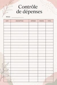Femme heureuse consultant son budget sur un ordinateur