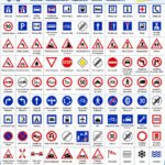 Une belle route avec des panneaux de signalisation clairs et visibles