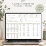 Femme utilisant un modèle de budget sur son ordinateur