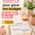 Un modèle de budget simple sur un bureau en bois avec des fournitures de bureau.