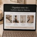 Femme utilisant un planner numérique sur sa tablette, planifiant sa journée avec un sourire.