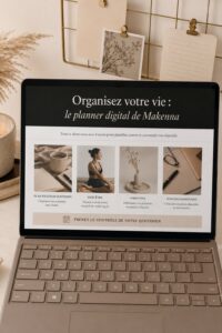 Femme utilisant un planner numérique sur sa tablette, planifiant sa journée avec un sourire.