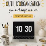 Femme utilisant un outil numérique pour organiser son quotidien, papier et crayon à côté