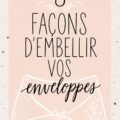 Enveloppes décorées avec du washi tape et des autocollants colorés, prêtes à être envoyées.