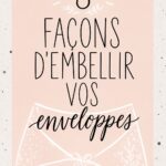 Enveloppes décorées avec du washi tape et des autocollants colorés, prêtes à être envoyées.
