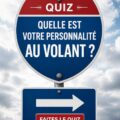 Une femme prenant un quiz sur sa personnalité de conducteur avec un sourire